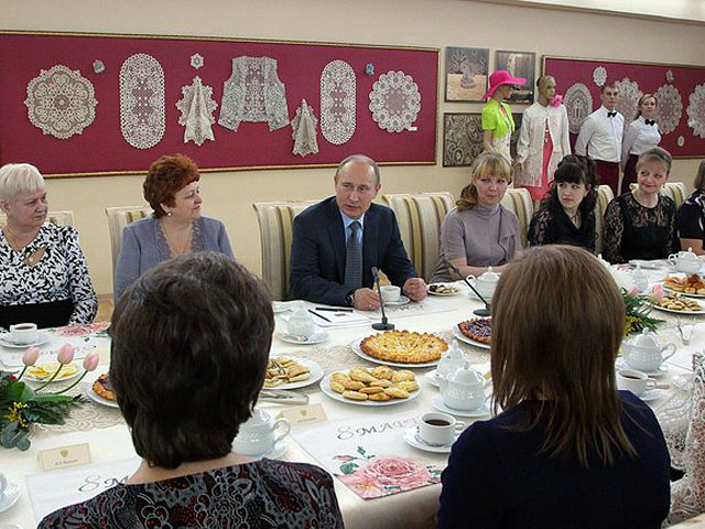 Путин предложил текстильщикам школьную форму